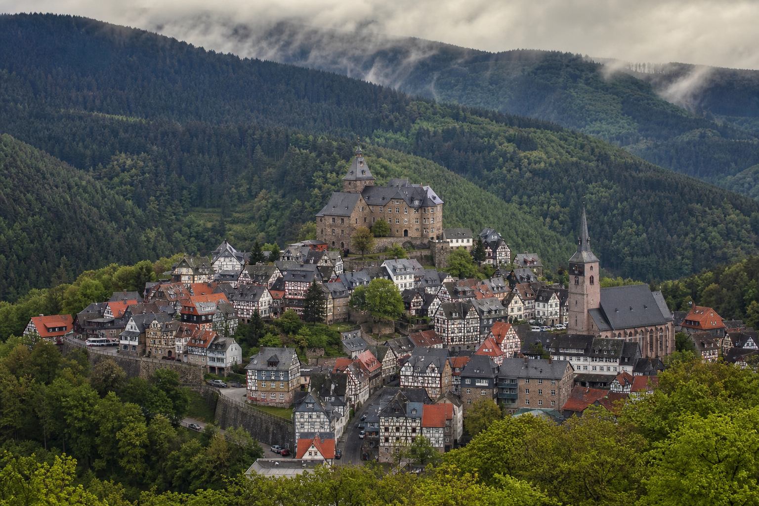 Fachwerkstadt und Waldhänge im Harz